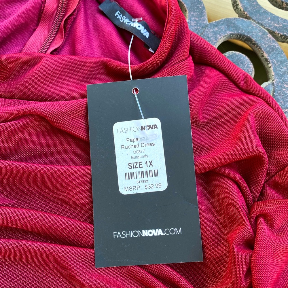Paparazzi ruched dress - Burgundy (Fashion Nova)